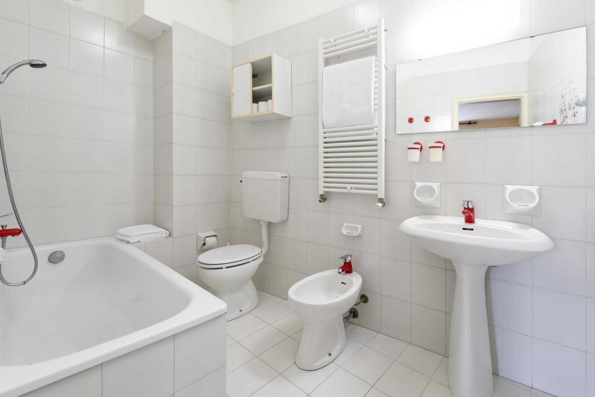 Doppel-/Zweibettzimmer mit Poolblick